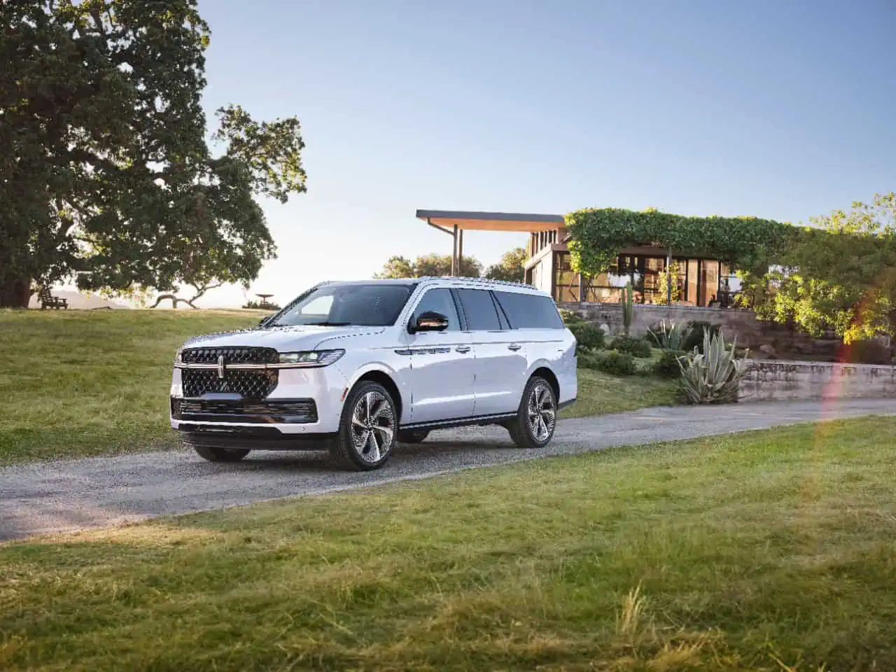2025 White Lincoln Navigator
