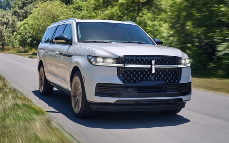 2026 White Lincoln Navigator